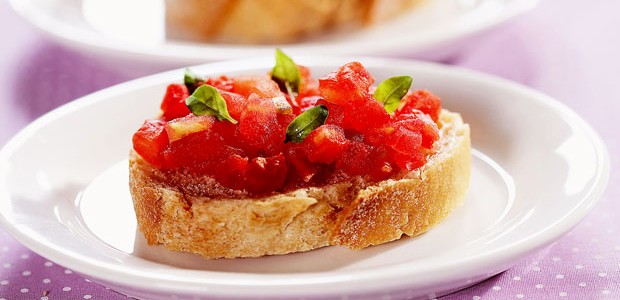 Bruschettas de Queijo com Tomate