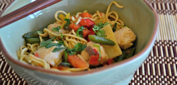 Noodles com Frango e Legumes
